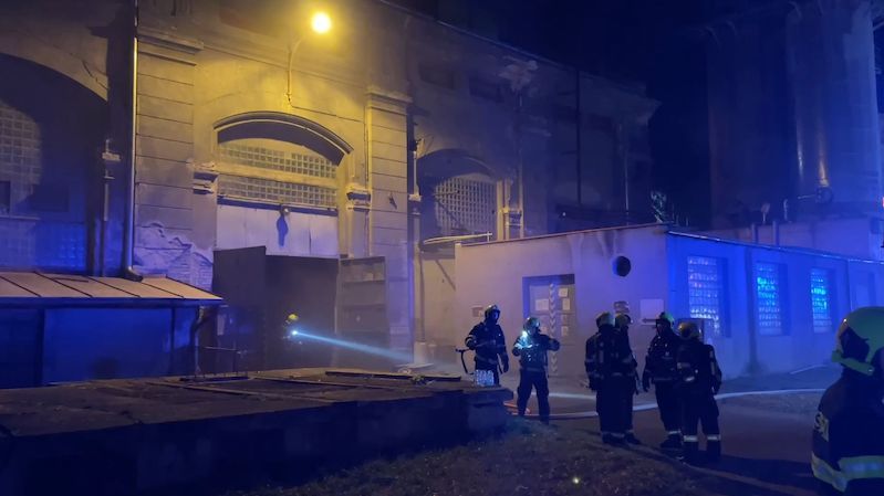 V obří pražské hale hořelo, zevnitř se valil hustý kouř